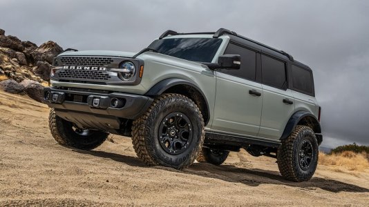 2021-Ford-Bronco-front-three-quarter-3.jpg